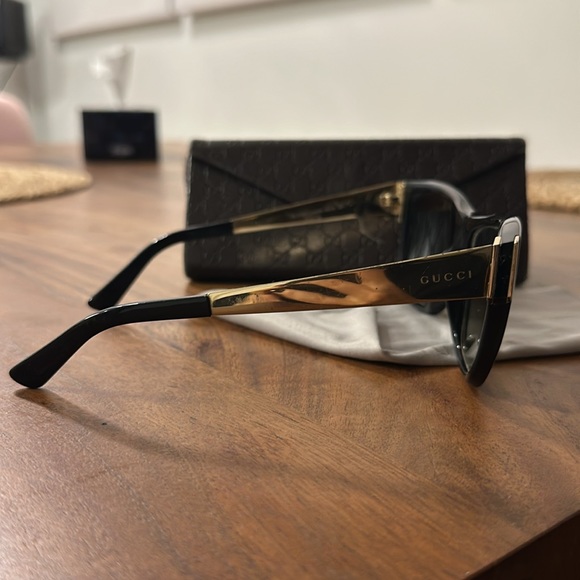 COPY - Gucci sunglasses black and gold - Picture 4 of 8